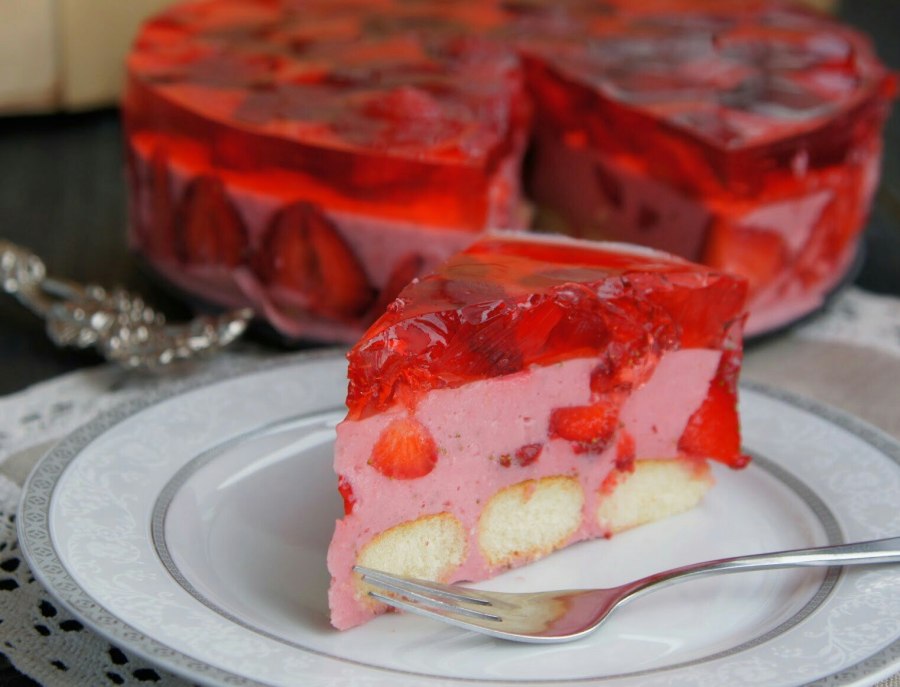 Торт с клубникой и желе