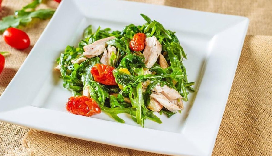 Салат руккола с куриной грудкой