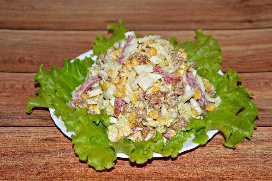 Салат с копчёной курицей и фасолью и сухариками