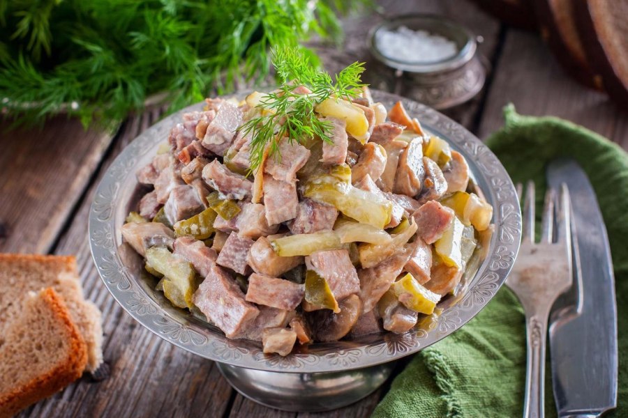 Салат с кириешками и кукурузой