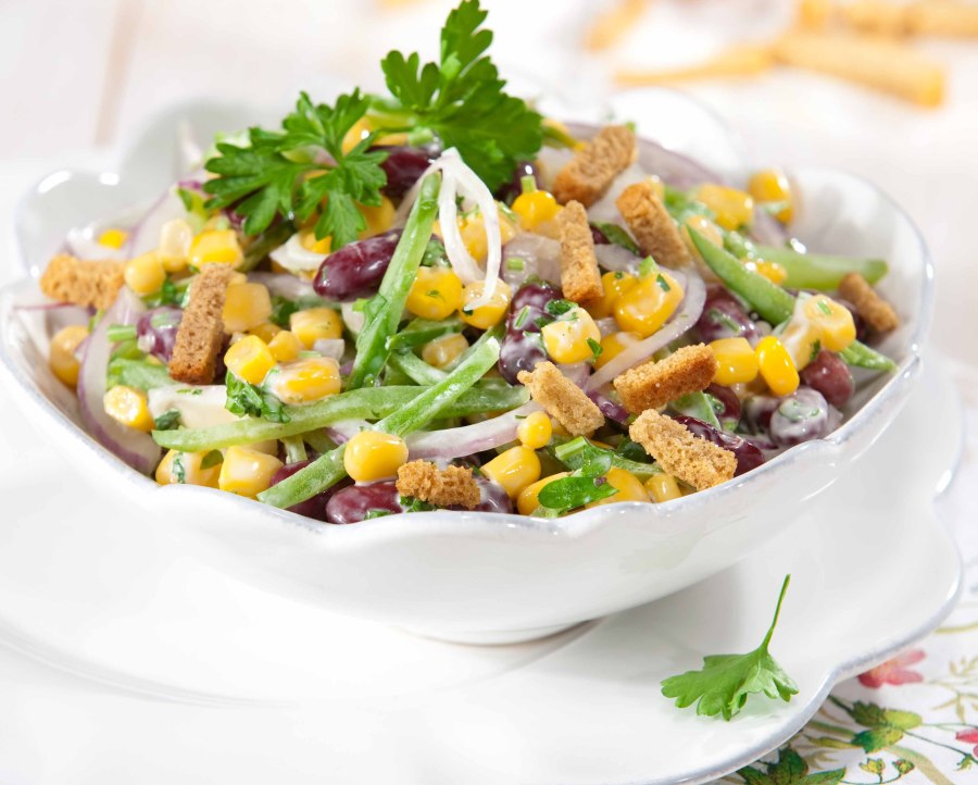 Салат кириешки кукуруза колбаса