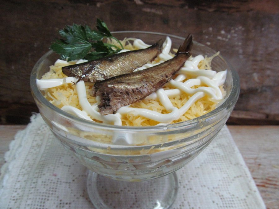 Салат с сухариками и солеными огурцами