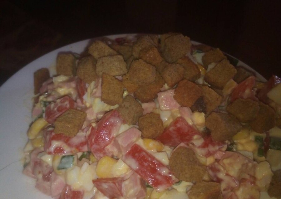 Салат с фасолью и сухариками и колбасой с помидорами