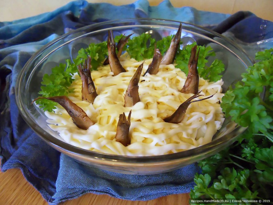 Салат с фасолью и сухариками и кукурузой и курицей