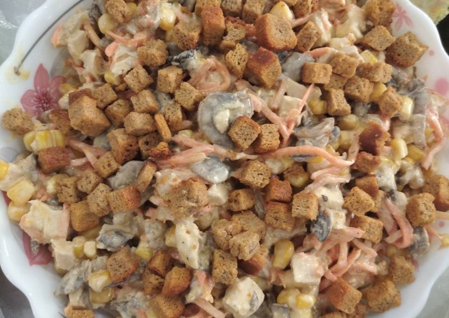 Салат с фасолью и сухариками и кукурузой