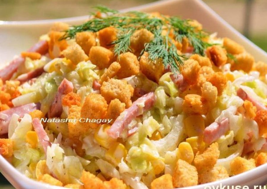 Салат с крабовыми палочками кукурузой фасолью и сухариками