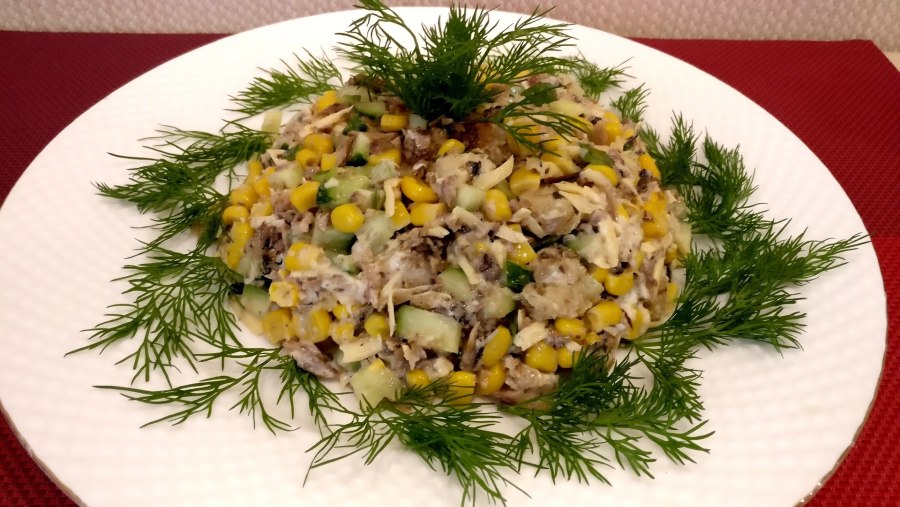 Салат с сухариками и кукурузой и колбасой