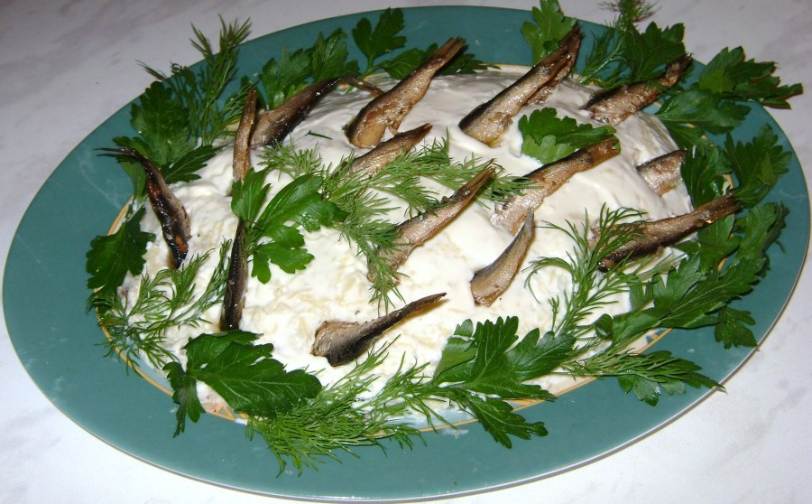 Салат с кириешками и копченой колбасой и фасолью