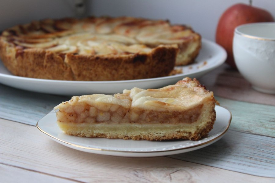 Песочный пирог с яблоками и корицей