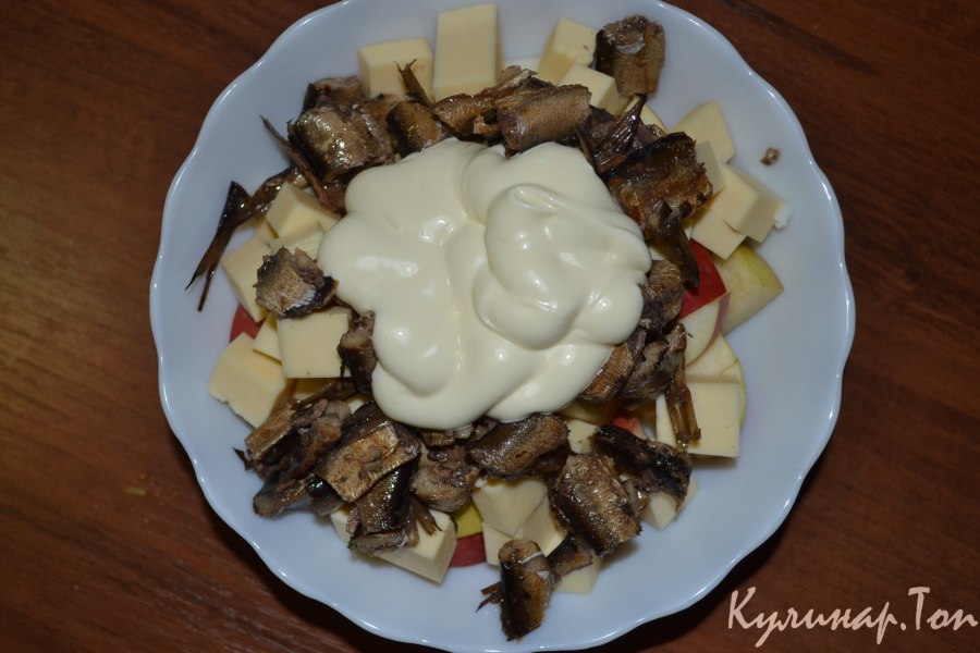 Салат со шпротами и яблоком
