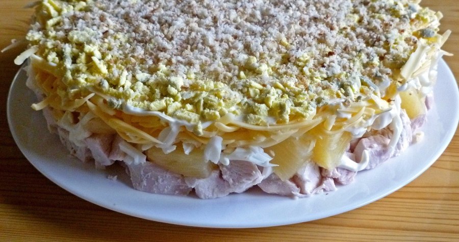 Салат Курочка Ряба с ананасом и грецким