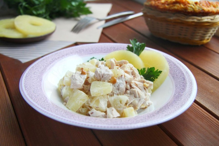 Ананасовый салат с курицей
