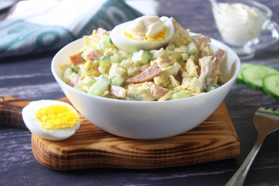 Салат с огурцом и яйцом