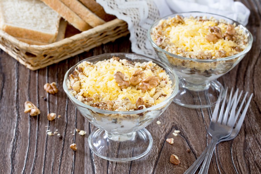 Салат с ананасом и курицей и грецкими орехами