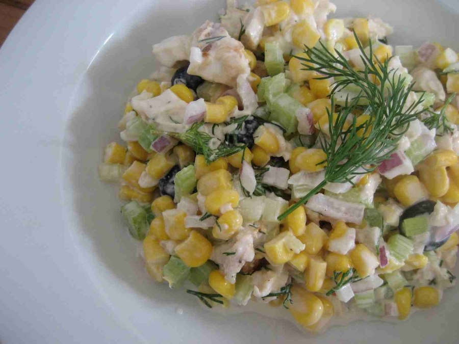 Салат из копченой курицы и кукурузы