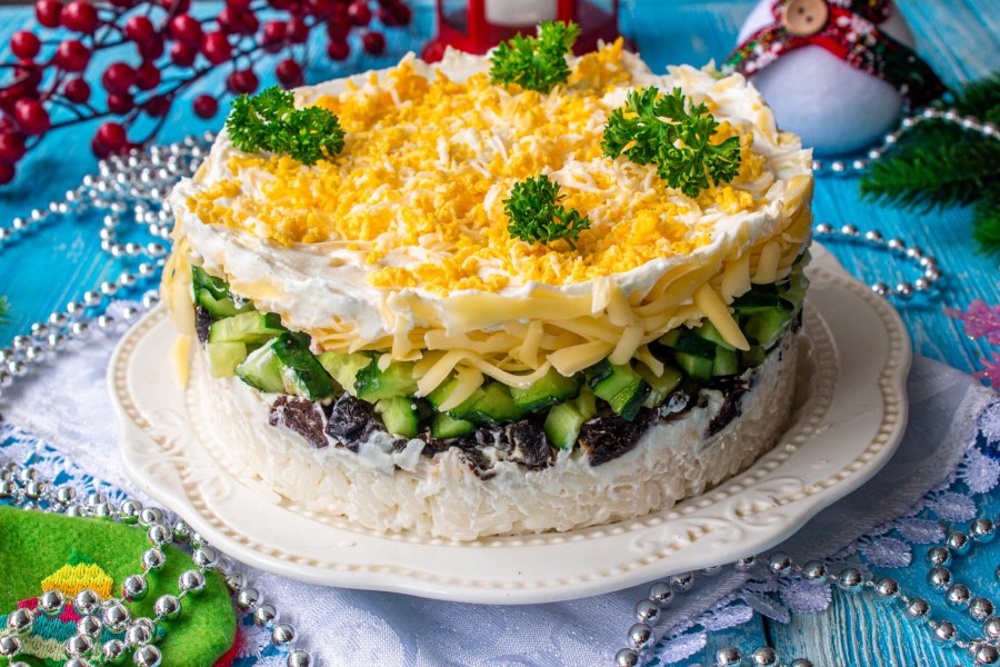 Салат с черносливом и курицей и грецкими