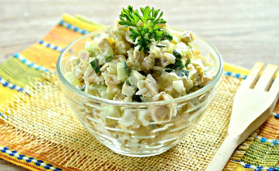 Салат с курицей и солеными огурцами