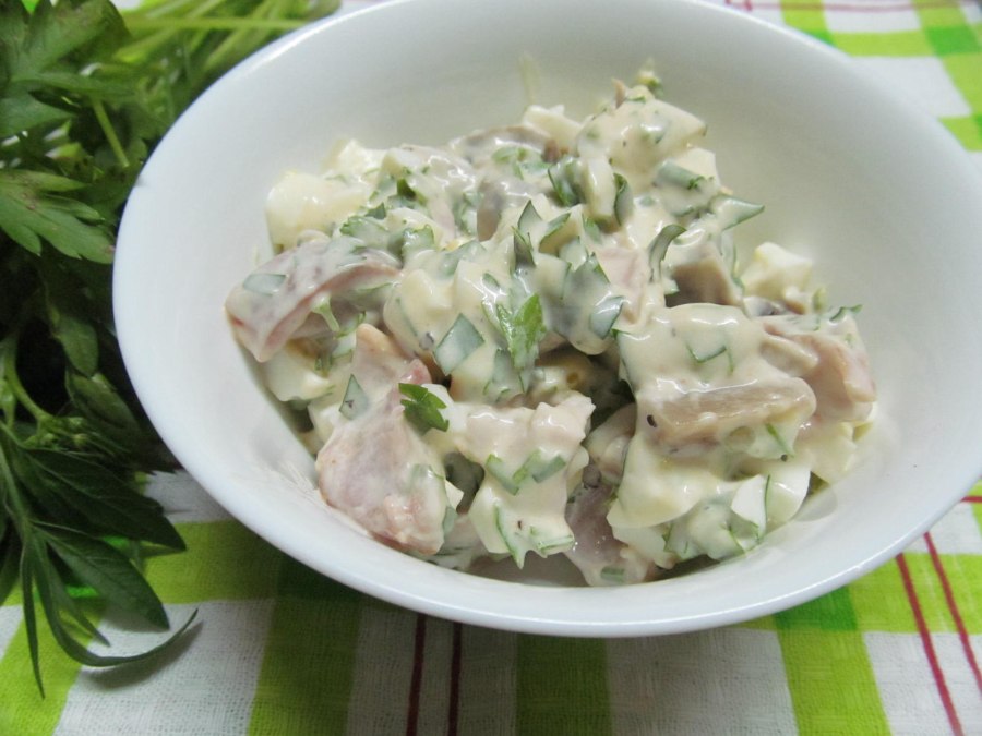 Грибной салат с курицей