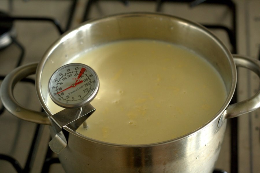 Молоко яйца и сахар в кастрюле