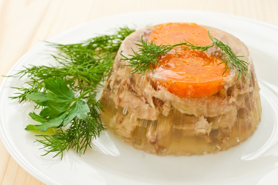 Мясное заливное ресторанная подача