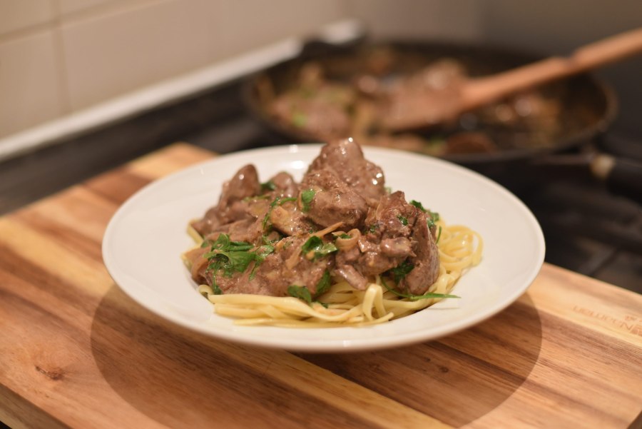 Куриная печень с макаронами