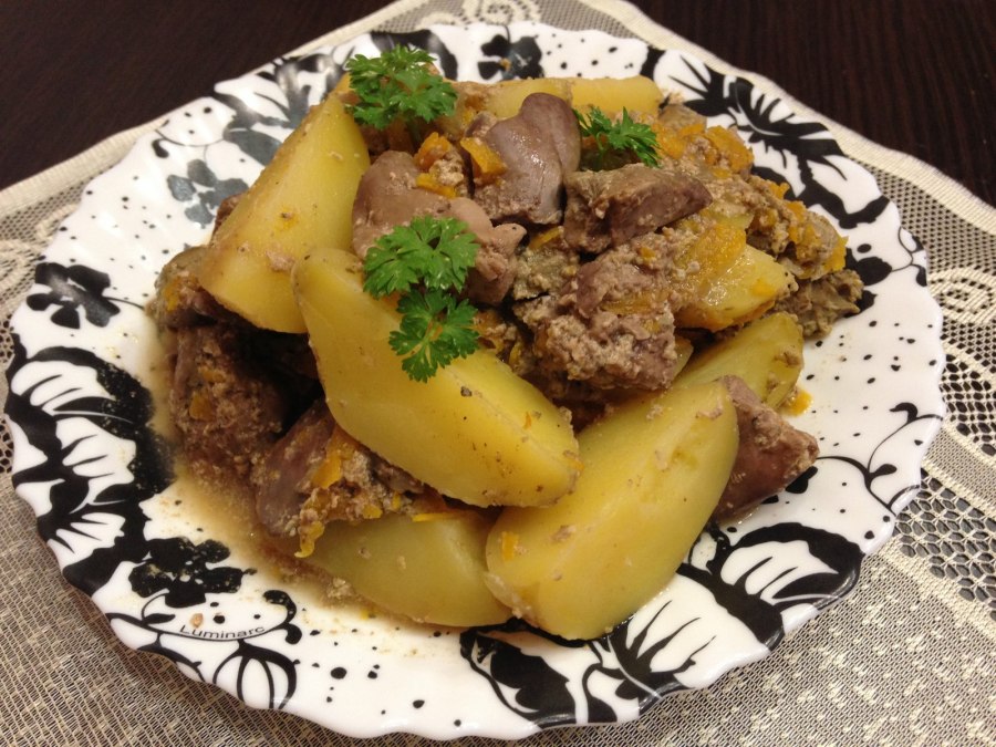Картошка тушеная с куриной печенью