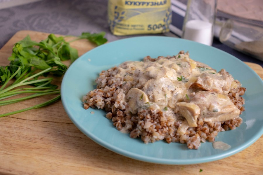 Гречка с курицей в сливочном соусе