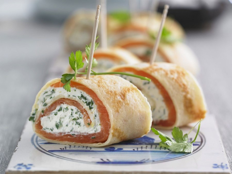 Яичный рулет с красной рыбой