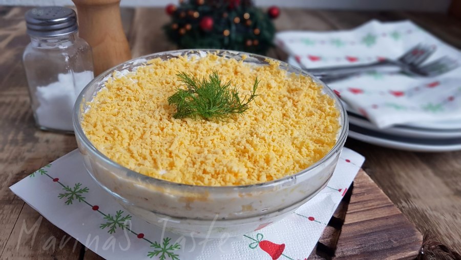 Салат Мимоза на белом фоне