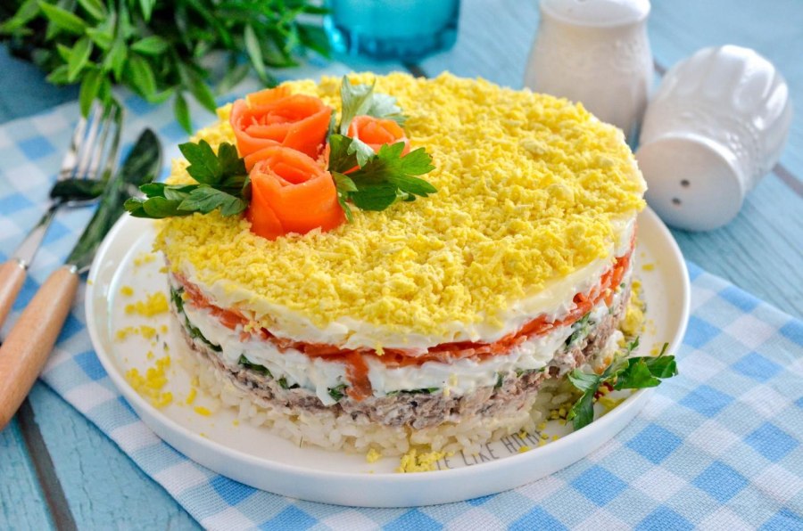 Салат Мимоза с рыбными консервами и сливочным маслом
