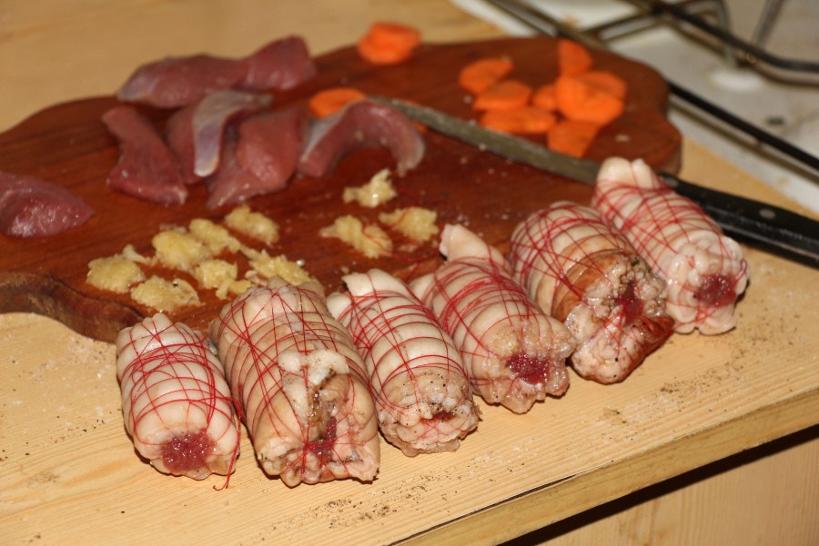 Рулет в свиной шкуре