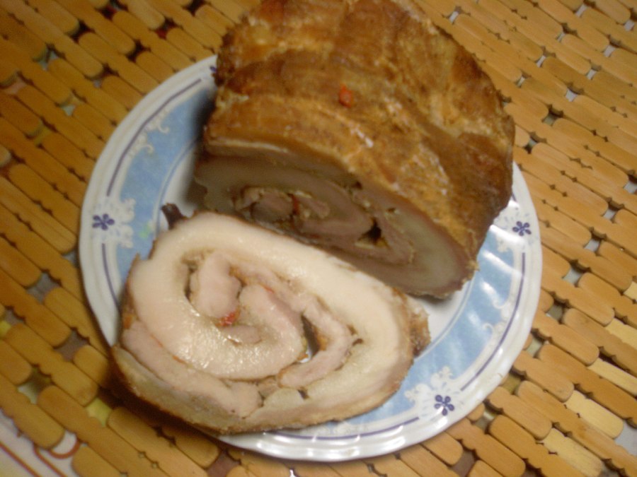 Рулет со свиной шкуркой