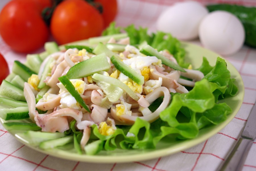 Салат Летучий голландец с кальмарами