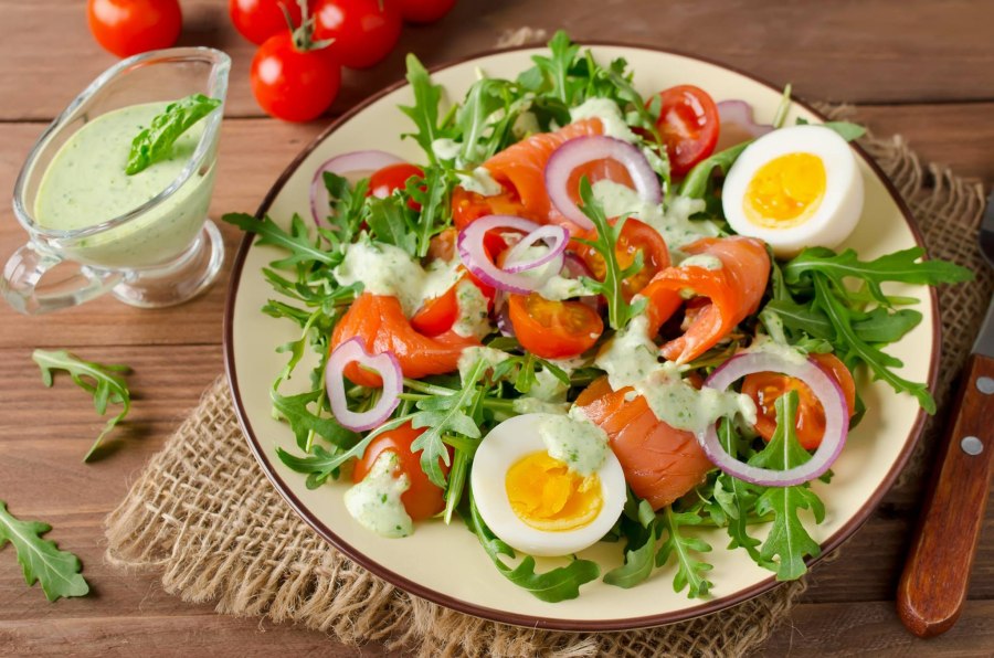 Салат с рукколой и перепелиными яйцами