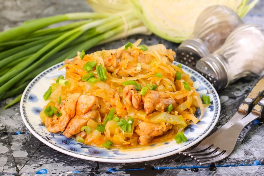 Тушёная капуста с курицей