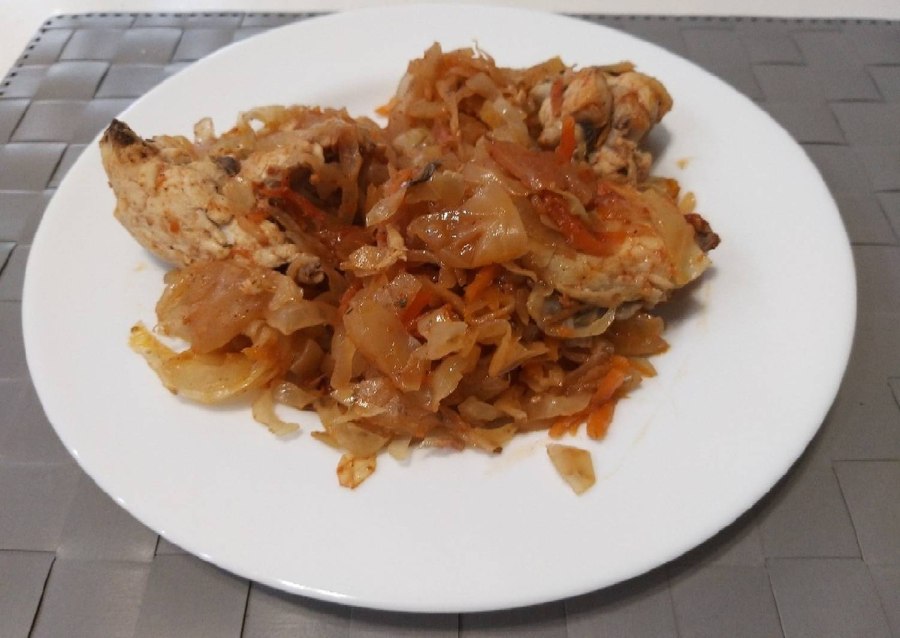 Тушёная капуста с курицей