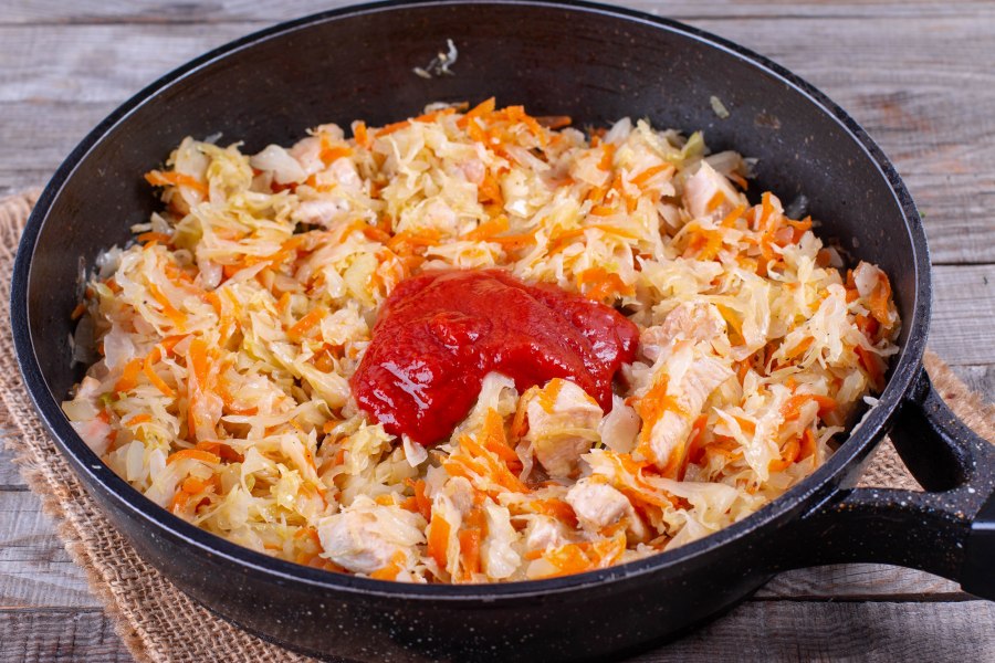 Тушеная капуста и куриное филе