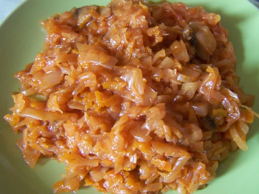 100 Гр тушеной капусты на тарелке