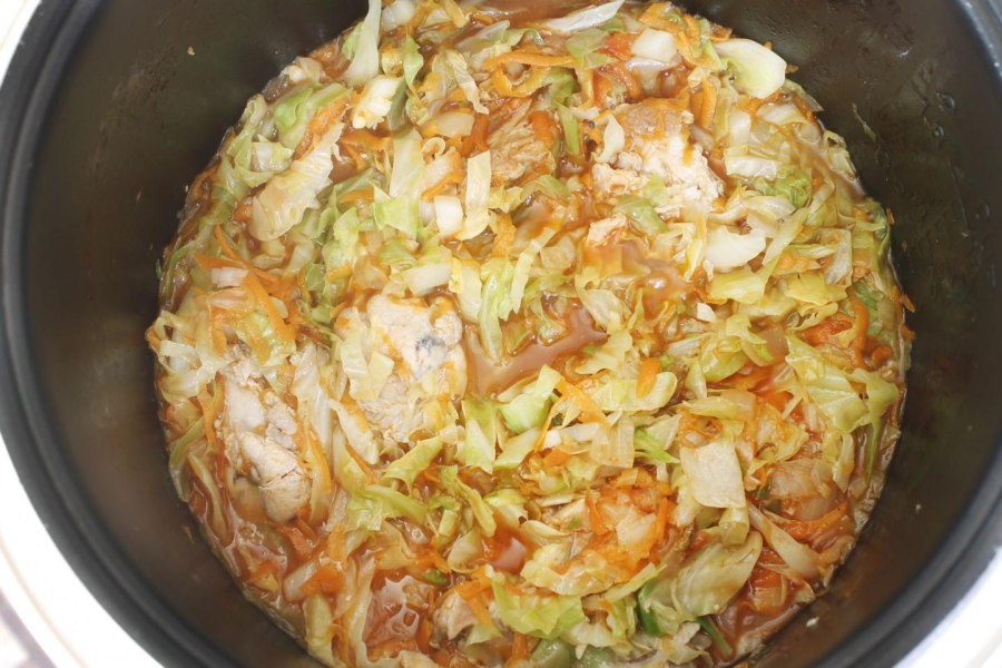 Тушёная капуста с куриным филе в мультиварке!