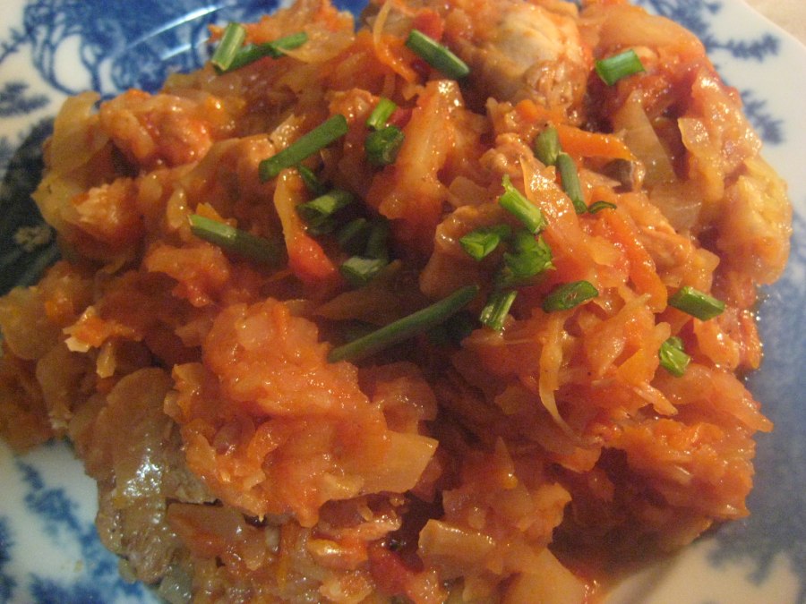 Тушёная капуста с курицей в мультиварке редмонд