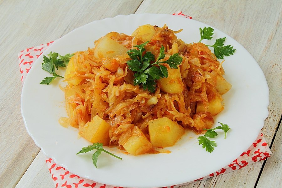 Тушёная капуста с картошкой и курицей