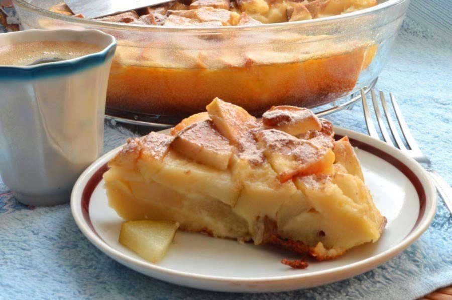 Шарлотка с творогом и яблоками