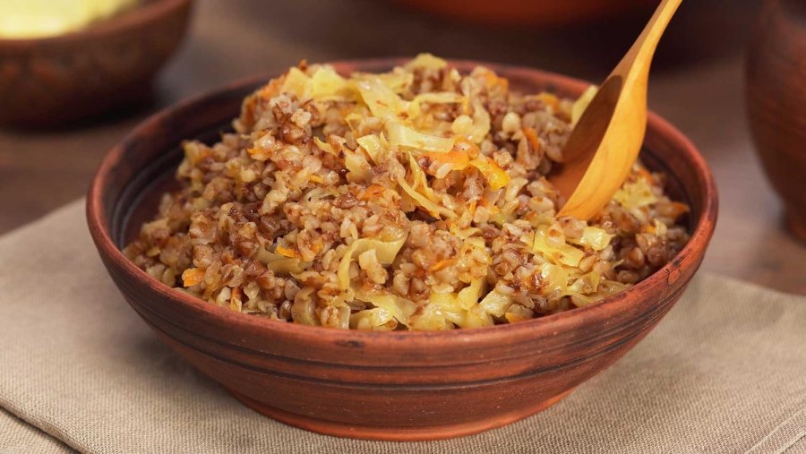 Гречка с тушенкой капустой