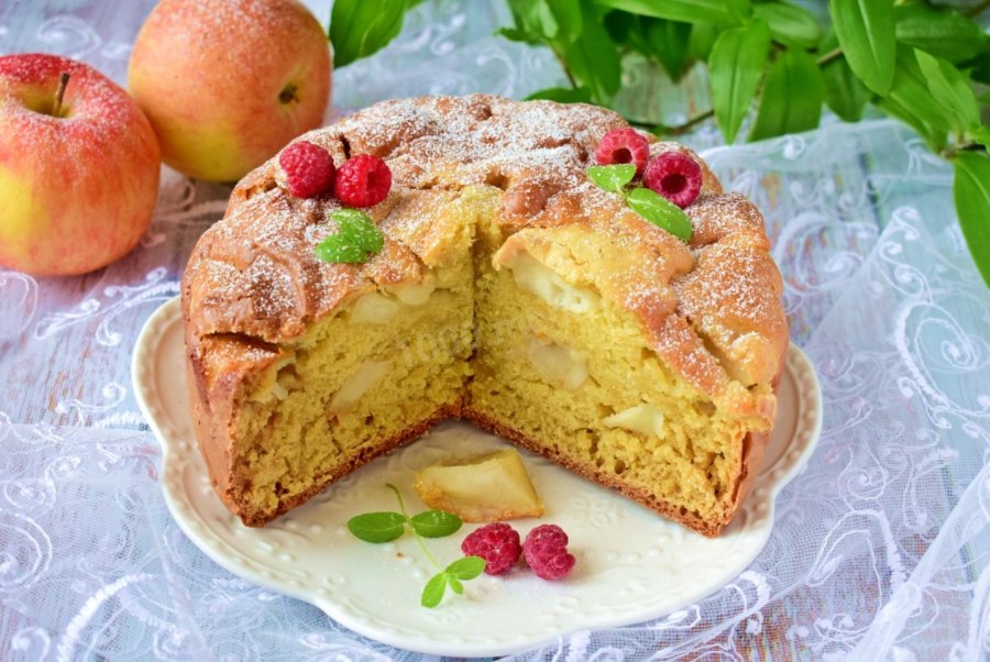 Шарлотка с яблоками на кефире