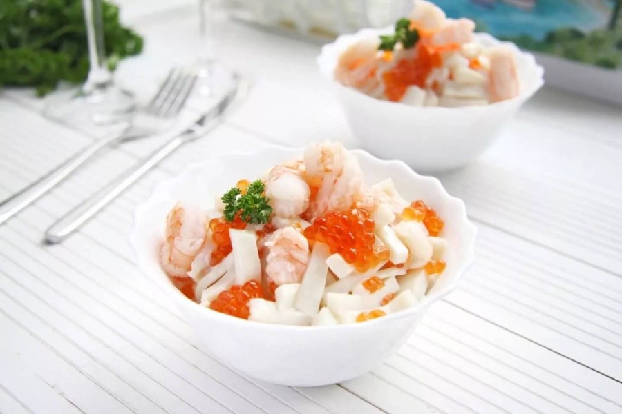 Кальмаровый салат с красной икрой