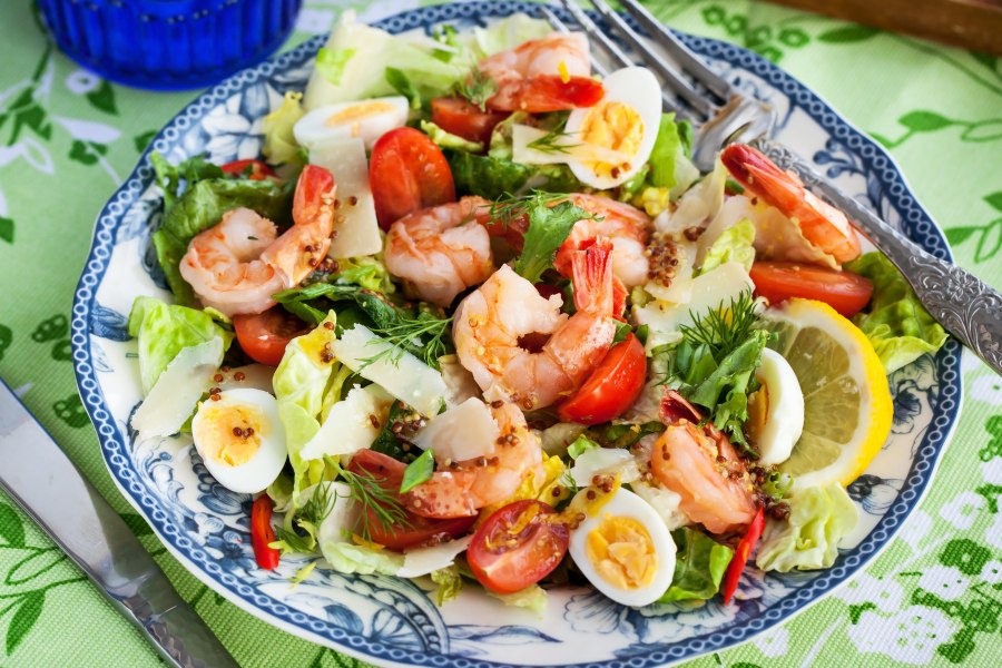 Салат с рыбой и перепелиными яйцами