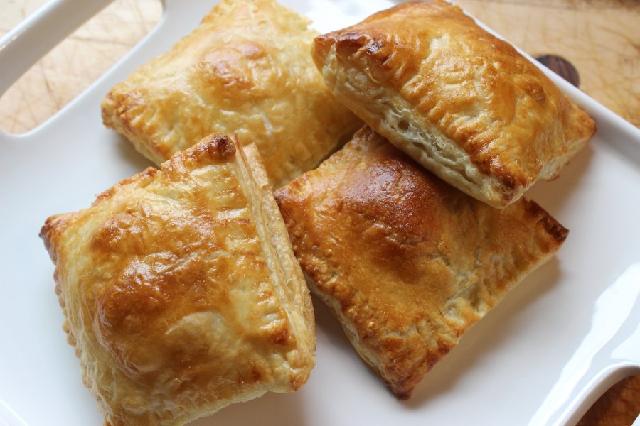 Слоеные пирожки с мясом