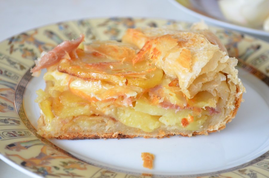 Пирог из слоеного теста с картошкой и сыром