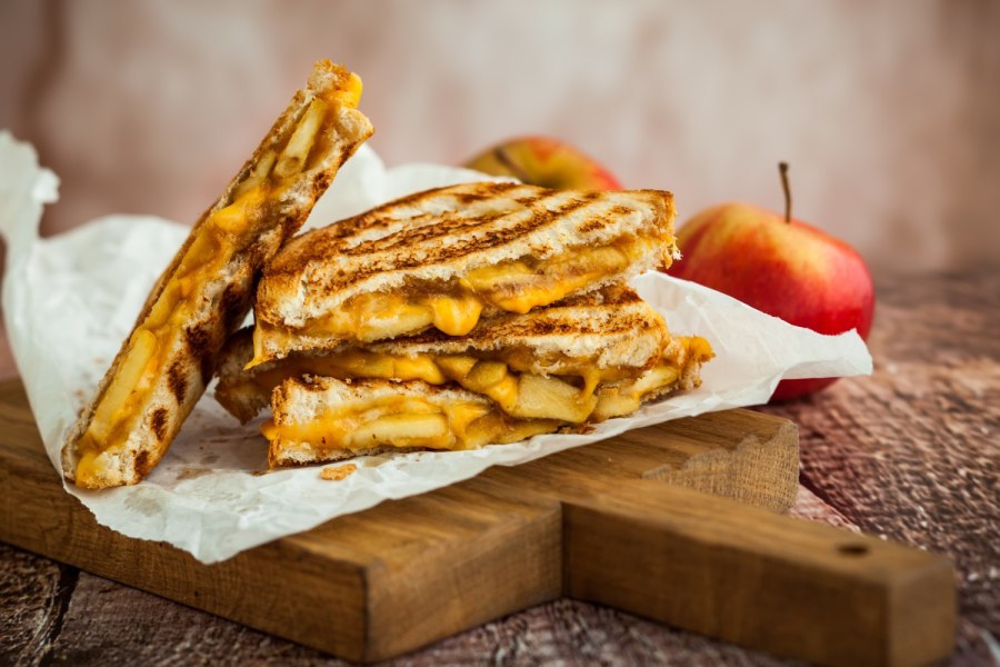 Французские гренки с яблоками и корицей