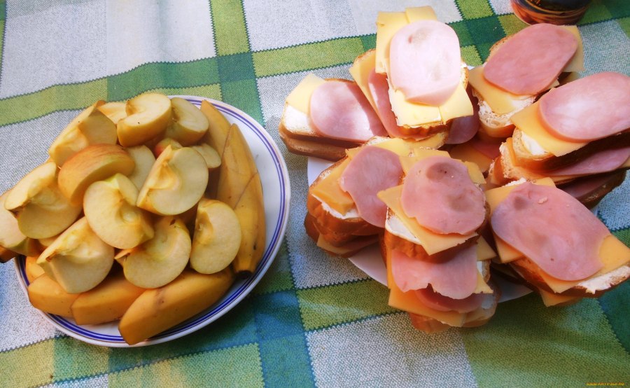 Колбаса с яблоком